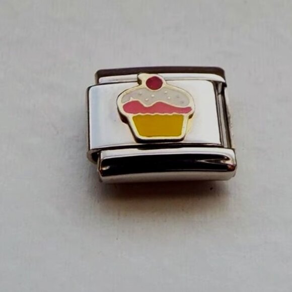 Enamel cupcake with a cherry 9mm stainless steel italian charm bracelet link new - Picture 1 of 2